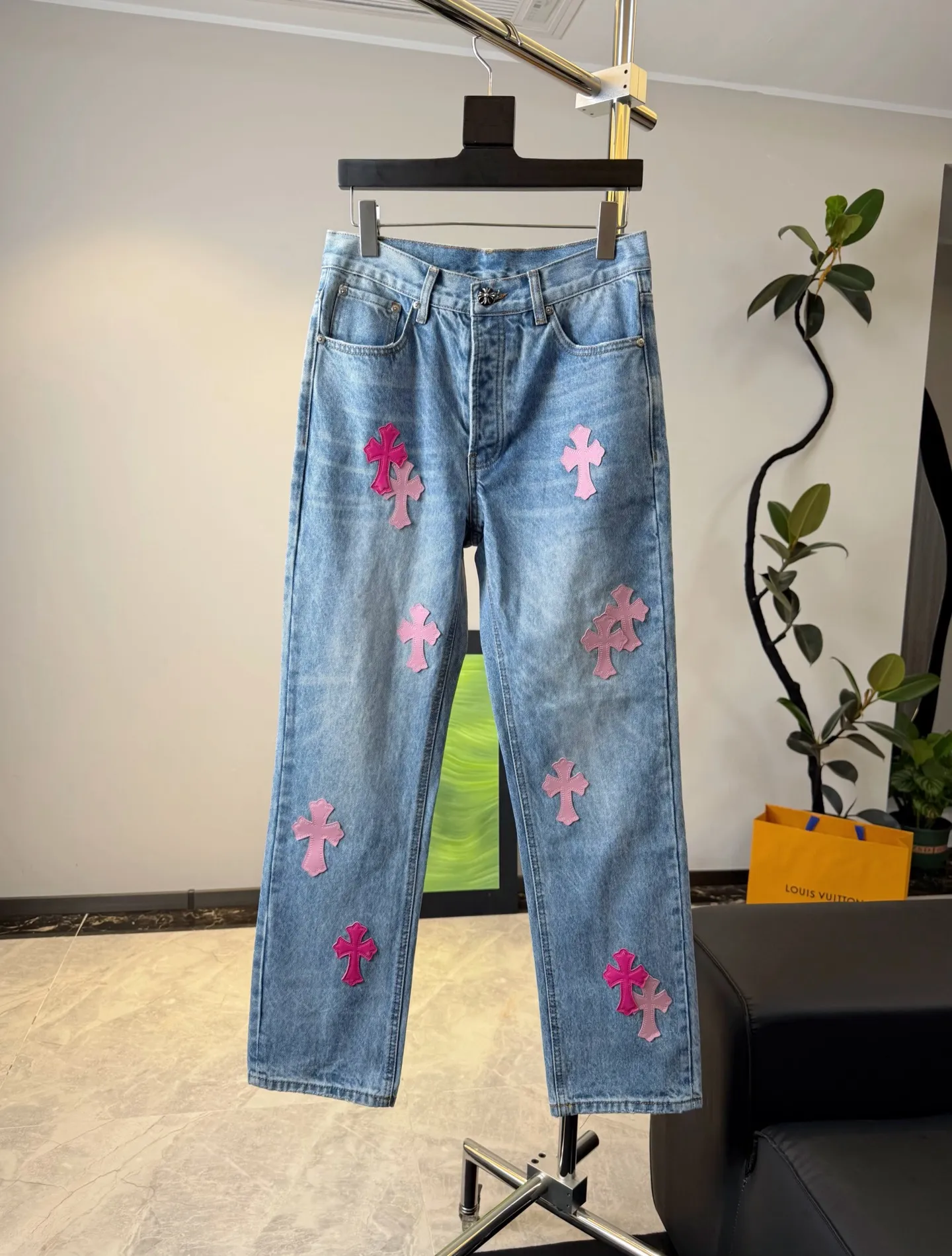 P280 Style number D: 311 Chrome Hearts washed blue and pink leather jeans Size: s-XXL (28 30 32 34 36) Color: washed blue Size reference 28 pants length 100 waist circumference 72 30 pants length 101 waist circumference 76 32 pants length 103 waist circumference 80 34 pants length 104 waist circumference 84 36 pants length 106 waist circumference 88